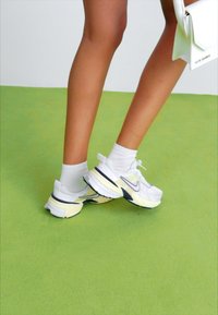 Nike Sportswear V2K RUN - Sneakers basse - white/platinum tint/photon dust/summit white/coconut milk/midnight navy