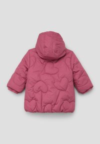 Roze gewatteerde jas met een capuchon en hartvormige stiksels. De stof heeft een gladde textuur met geribbelde manchetten. Aanzicht van achter.