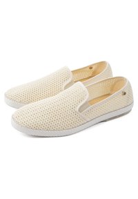 Lichtbeige instap schoenen met een ademend bovenwerk van mesh, een witte rubberen zool en een subtiele merkdetail aan de zijkant.