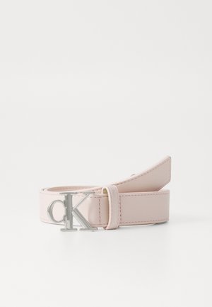 Cinto de pele rosa com uma textura suave, apresentando uma fivela com o logotipo "CK" em prata e detalhes costurados ao longo das bordas.