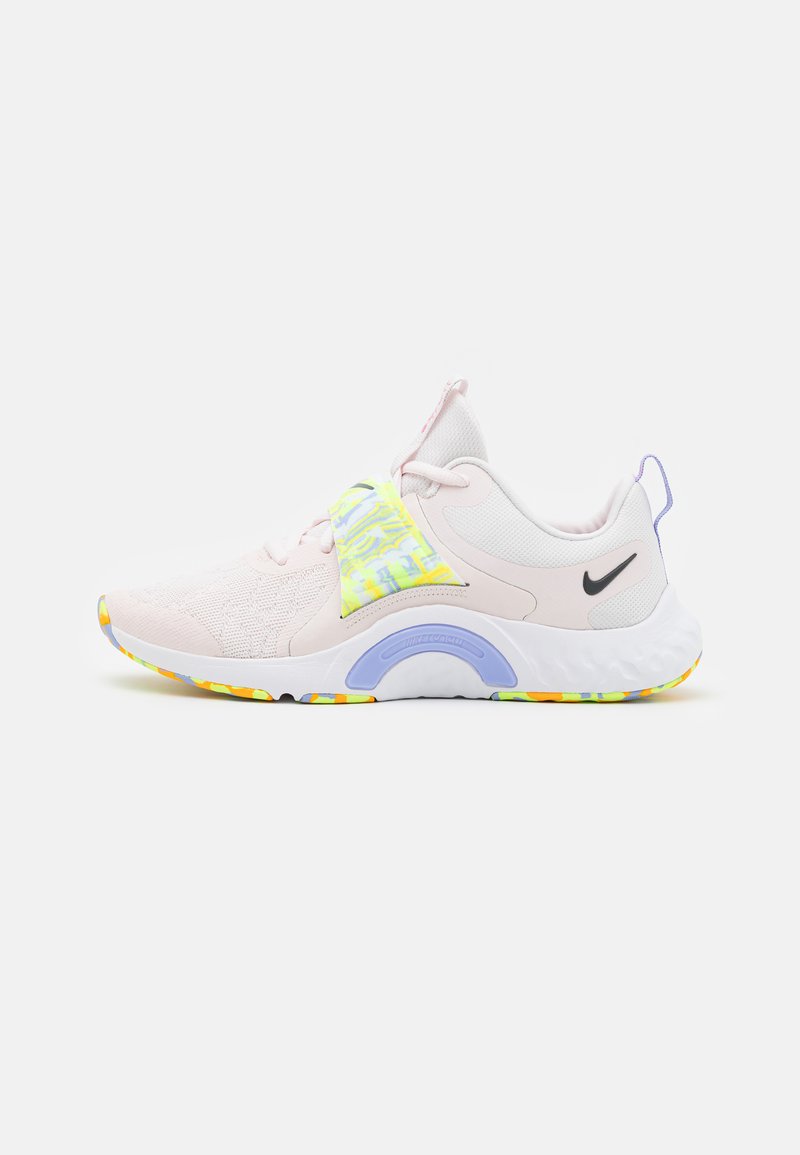 Nike Performance RENEW IN SEASON TR 12 - Sapatilha de treino - football grey/ghost green/light thistle/pinksicle