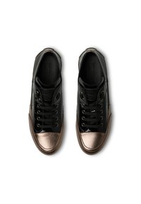 Sneaker in pelle verniciata nera con puntale metallico bronzo, sei occhielli neri, lati testurizzati, lacci piatti neri e logo sulla soletta.