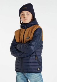 Námornícka pufrová bunda s hnedým fleecovým prešívaním, so zipsovými vreckami a kapucňou. Obsahuje logo na hrudi a rebrovanú čiapku.
