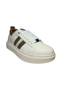 Weißer Ledersneaker mit olivgrünen Akzentstreifen, rundem Zehenbereich, flachen weißen Schnürsenkeln und gepolstertem Kragen. Strukturierte Gummisohle.