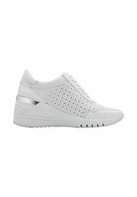 Weiße Wedge-Sneaker mit durchbrochener Gestaltung, glattem Leder, flacher Gummisohle und metallischem Akzent an der Ferse.