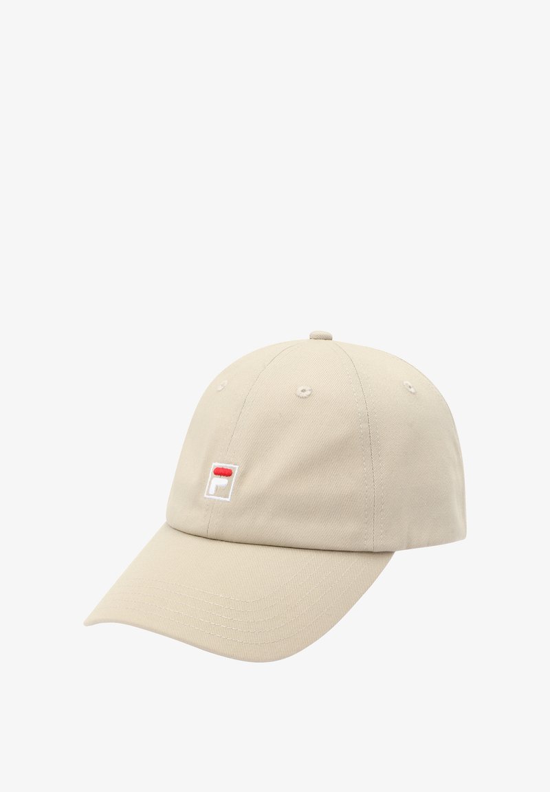 Gorra de béisbol beige hecha de tela de sarga, con un logo bordado en un cuadrado rojo y blanco en la parte frontal y una visera curva.