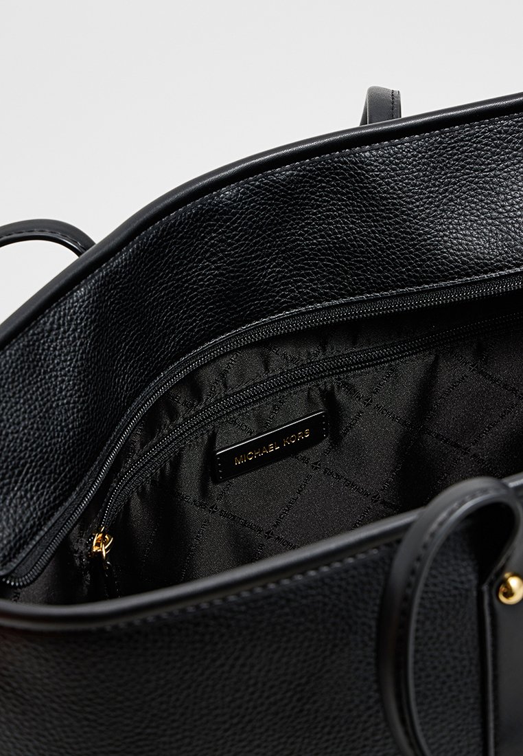 Schwarze Leder-Shopper-Tasche mit strukturiertem Äußeren, goldener Hardware und einem geräumigen Innenraum, der eine Reißverschlusstasche und eine gesteppten Futter aufweist.