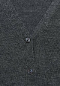 Schwarzgrauer Strickcardigan mit V-Ausschnitt, versehen mit zwei dunklen Knöpfen zum Schließen. Glatte Textur mit einem dezenten Muster.