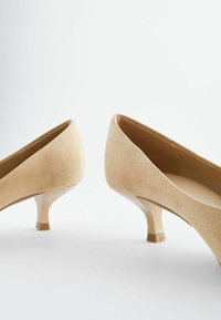 Next FOREVER COMFORT KITTEN HEEL COURT  REGULAR WIDE FIT - Klasszikus sarkú cipők - camel natural