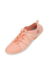 Scarpa sportiva rosa chiaro con upper in mesh, lacci elastici e suola in gomma bianca. Presenta un motivo geometrico e un piccolo logo decorativo.