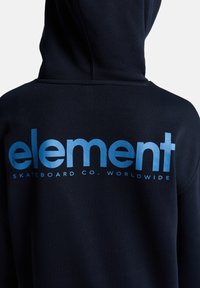 Mørkeblå hættetrøje med en stor blå grafisk tekst "element" og "SKATEBOARD CO. WORLDWIDE" i kontrasterende hvid. Blødt, tekstureret stof.