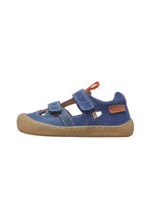 Sandale bleue pour enfants avec deux brides Velcro, semelle en caoutchouc couleur beige, languette orange et détails découpés sur le côté sur fond blanc.