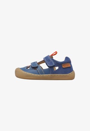 Sandale bleue pour enfants avec deux brides Velcro, semelle en caoutchouc couleur beige, languette orange et détails découpés sur le côté sur fond blanc.