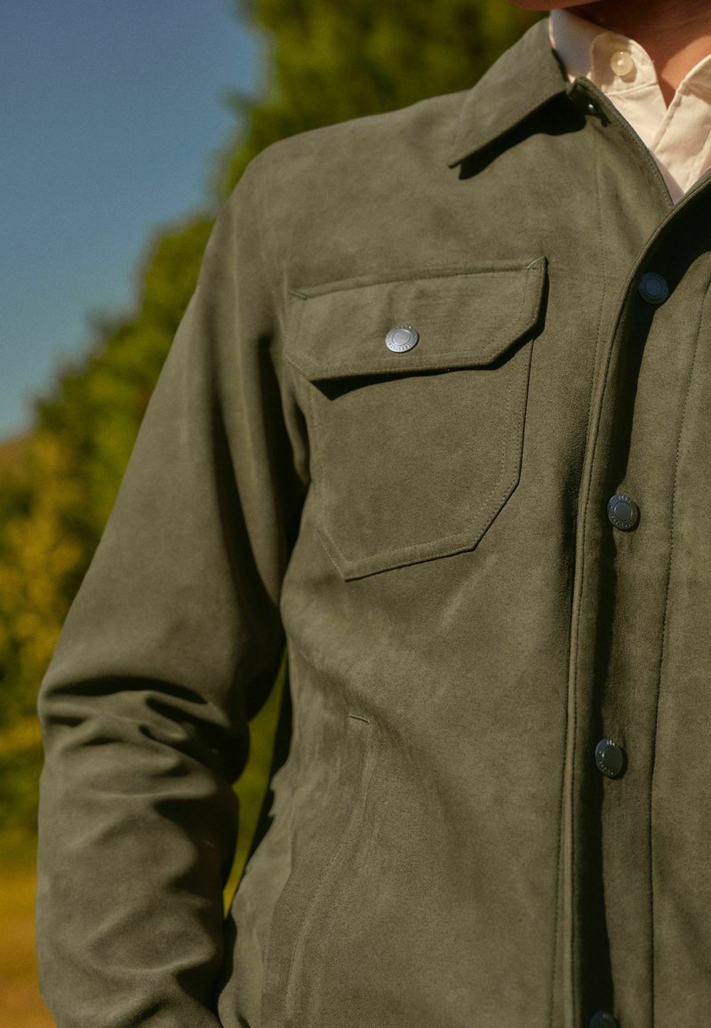 Next COLLARED TRUCKER - REGULAR FIT - Imitatieleren jas - khaki green