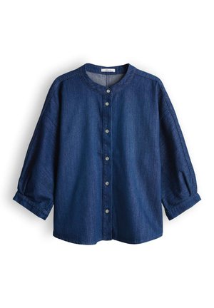 Chemise en denim bleu foncé à boutons, manches longues et col rond, présentée à plat sur fond blanc.