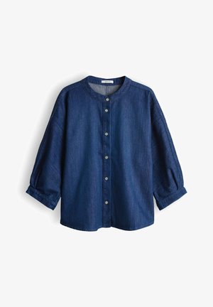 Dunkelblaues Jeanshemd zum Knöpfen mit langen Ärmeln und rundem Kragen, flach auf weißem Hintergrund dargestellt.