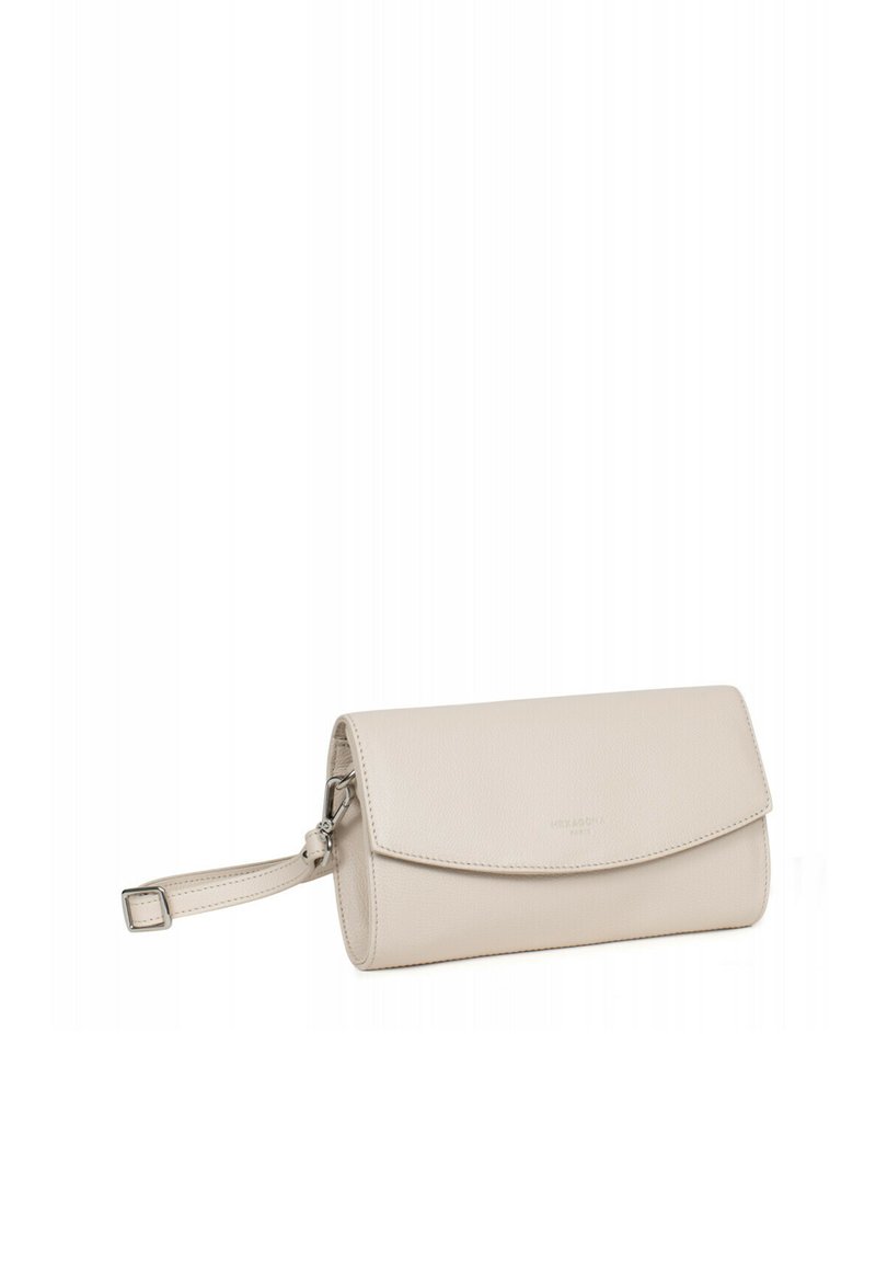 Clutch in pelle beige con design pieghevole, tracolla, superficie liscia e logo in rilievo discreto sulla parte anteriore.