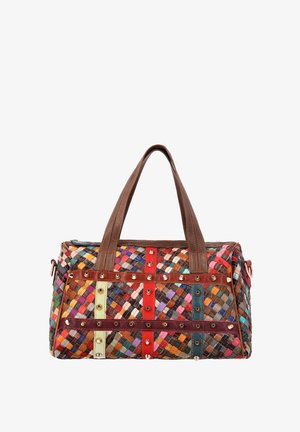 Borsa a mano in pelle intrecciata multicolore con manici marroni, decorata con cinturini di pelle verticali e orizzontali con borchie metalliche.
