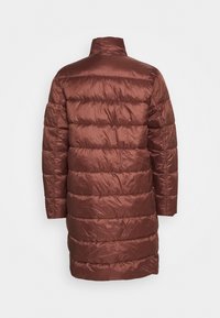 Bruine pufferjas met een hoge kraag, gekwilt ontwerp en lange mouwen. Gladde, glanzende stof met horizontale stikdetails.