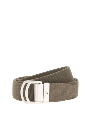 Brunt stofbælte rullet sammen med sølvfarvet metalspænde med enkel torn og lille indgraveret "B" på låsen.