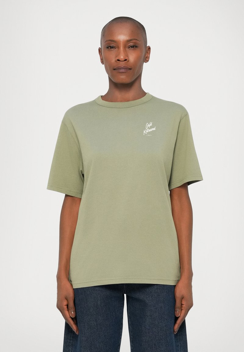 Camiseta de manga corta color verde oliva con cuello redondo y detalle de logo blanco en el pecho. Tejido de algodón suave con un ajuste relajado.