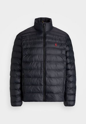 Schwarze Daunenjacke mit hohem Kragen, mit gestepptem Design und einem frontalen Reißverschluss. Auffälliges rotes Logo auf der Brust, zwei Seitentaschen.