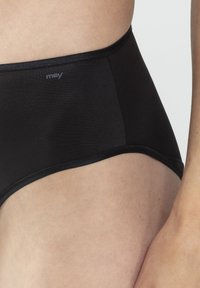 Mutande alte nere realizzate in tessuto liscio, con un discreto dettaglio del logo e rifinite con una morbida cintura elastica.