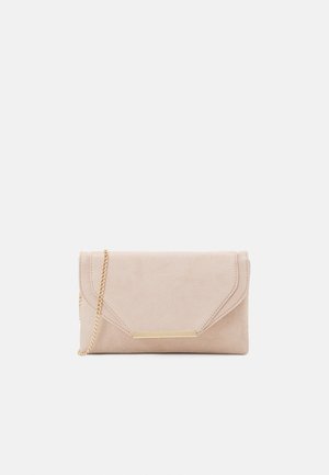 Beige nubukist kott, millel on kuldne kett ja ristkülikukujuline detail. Sellel on klaff, millel on kaldservad ja õmbluse detail.