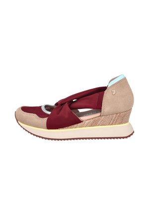 Zapatilla de cuña beige y burdeos con puntera de malla, correas de tela cruzadas, tacón texturizado y suela de goma sobre fondo blanco.