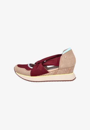 Zapatilla de cuña beige y burdeos con puntera de malla, correas de tela cruzadas, tacón texturizado y suela de goma sobre fondo blanco.
