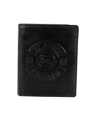Portafoglio bifold in pelle nera con logo circolare in rilievo con la scritta "Von Dutch California" sulla copertina anteriore.