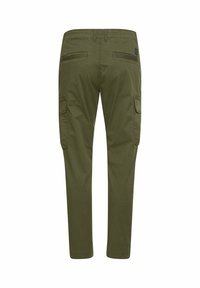 Olivgrüne Cargo-Hosen mit schlanker Passform, ausgestattet mit zwei Seitentaschen, zwei Gesäßtaschen und einer glatten Textur.
