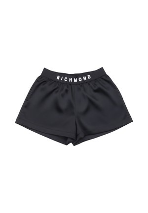 Pantaloncini in raso nero con elastico in vita caratterizzati dalla scritta bianca "RICHMOND", vestibilità ampia con dettagli sulle cuciture laterali.