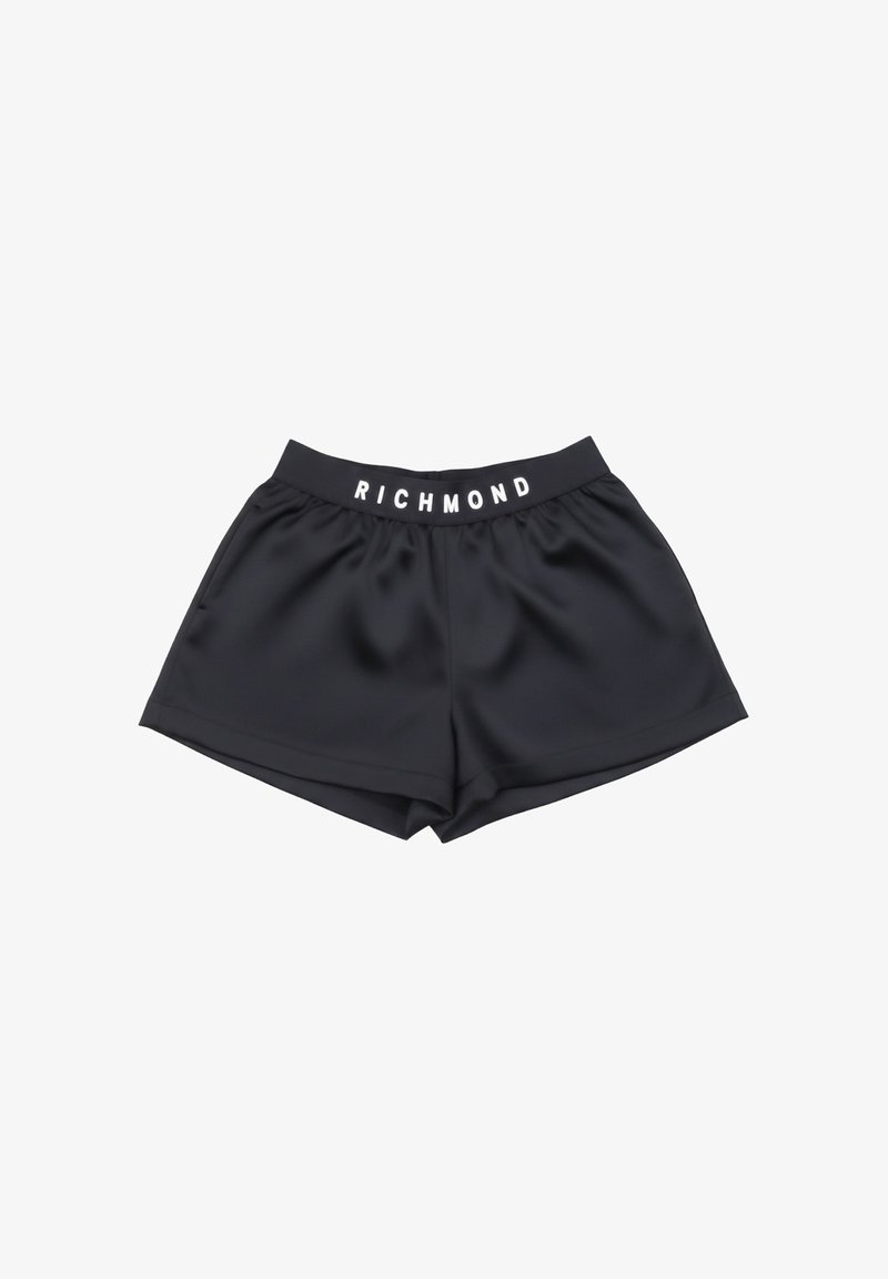 Pantaloncini in raso nero con elastico in vita caratterizzati dalla scritta bianca "RICHMOND", vestibilità ampia con dettagli sulle cuciture laterali.