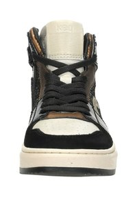 Zwarte en bruine high-top sneakers met een textuurpatroon, witte neuzenkap en zwarte veters. Heeft een prominent logo op de zijkant.