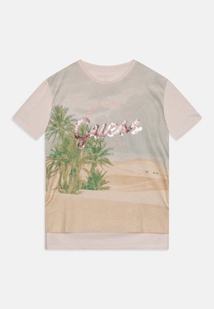Beiges T-Shirt mit kurzen Ärmeln mit Wüsten- und Palmenmotiv, paillettenbesetztem "Guess"-Schriftzug und dem Spruch "Welcome to Paradise" auf der Vorderseite.