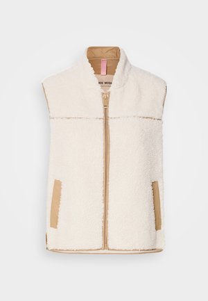 Gilet en fausse fourrure crème avec une fermeture éclair beige à l'avant, un col et des poches latérales, présentant un biais en tissu lisse pour un contraste et une texture.