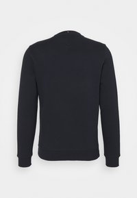 Sweat-shirt noir à manches longues avec col rond, vu de dos, avec des poignets et un ourlet côtelés, et un petit détail cousu au niveau de l'encolure.