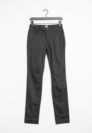 Pantalons en coton noirs avec une coupe slim, dotés d'une fermeture à bouton, de passants de ceinture et de poches avant. Le matériau a une texture lisse.