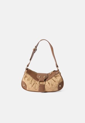 Kleine beige gesteppt Handtasche mit braunen Lederbesätzen, goldener Hardware, einem vorderen Schnallendetail und verstellbarem Schulterriemen.