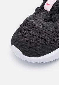 Nike Performance NIKE REVOLUTION 6 (TDV) - Scarpe da corsa su strada - black/hyper pink/pink foam