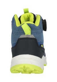 Urheilujalkine, jossa on sininen verkkoyläosa, mustat yksityiskohdat ja kirkas keltainen vetotappi. Varustettu teksturoidulla pohjalla pidon parantamiseksi.