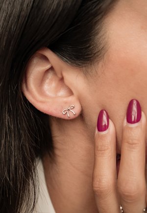 Hey Happiness, DAINTY BOW STUDS - Ohrringe - silver-coloured