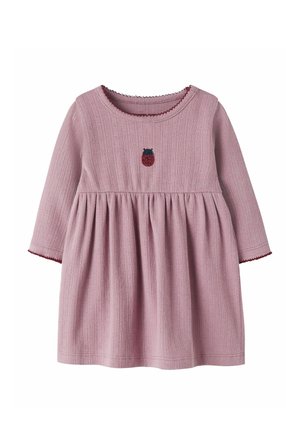 Robe bébé rose à manches longues en tissu texturé, taille froncée, encolure et poignets festonnés, avec une petite coccinelle brodée sur la poitrine.