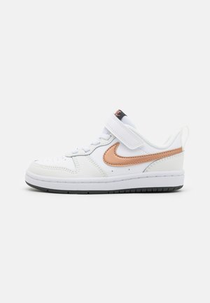 COURT BOROUGH - Sneakers basse - white/metallic red bronze/summit white/dark smoke grey