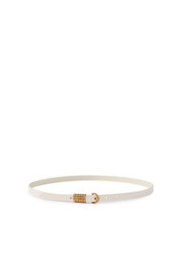 Ceinture en cuir blanc au profil élancé. Dotée d'une boucle en métal doré et de plusieurs trous pour ajustements. Texture lisse sur toute la surface.