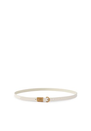 Ceinture en cuir blanc au profil élancé. Dotée d'une boucle en métal doré et de plusieurs trous pour ajustements. Texture lisse sur toute la surface.