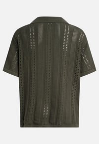 Olivgrünes Kurzarmhemd mit Kragen, mit vertikalen Streifen und Ausschnitten für bessere Belüftung. Strukturierte Stoffoberfläche.