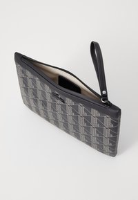 Pochette à motifs noirs et gris avec fermeture éclair, surface texturée et une sangle pour le poignet pour une manipulation facile.