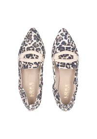 Leopardmuster-Ballerinas mit spitzen Zehen, crèmefarbenen Akzenten über dem Vorderblatt, weichem Material und gepolstertem Innenleben. Goldene Markenbezeichnung auf der Innensohle.